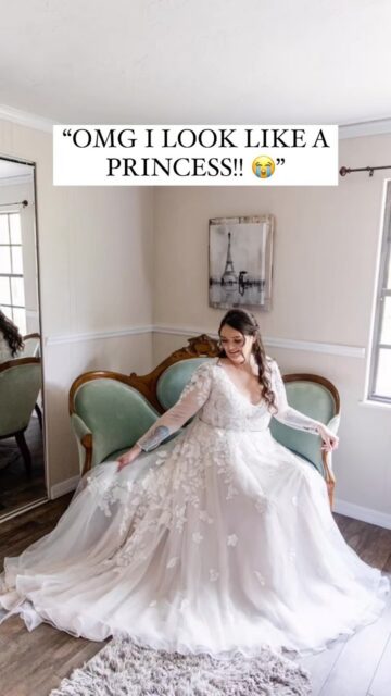 When your bride sees the back of the camera and says “OMG I LOOK LIKE A PRINCESS! 😭😭”

I really believe that’s how every bride should get to feel on her wedding day❤️

I’m over here reliving Jamie and Rusty’s wedding as I fine tune and edit their photos and I just love the personal touches they poured into every detail of their day (like that their grandmother made their wedding cake - which looks incredible!! - and added Jamie & Rusty’s 3 cats to the back!). Some of my favorite photos and moments from their day are live on the blog ☺️
The lace, wild flowers, rustic garden theme and lots of love all have my eyes stuck like 😍
•
•
•
•
•
#floridaweddingphotographer #flweddingphotographer #miamiphotographer #fortlauderdalephotographer #fortlauderdaleweddingphotographer #coralgablesmiami #fortlauderdaleweddings #bocaratonweddingphotographer #bocaratonweddings #bocaratonphotographer #westpalmbeachweddingphotographer #westpalmbeachwedding #westpalmbeachweddings #westpalmbeachweddingphotography