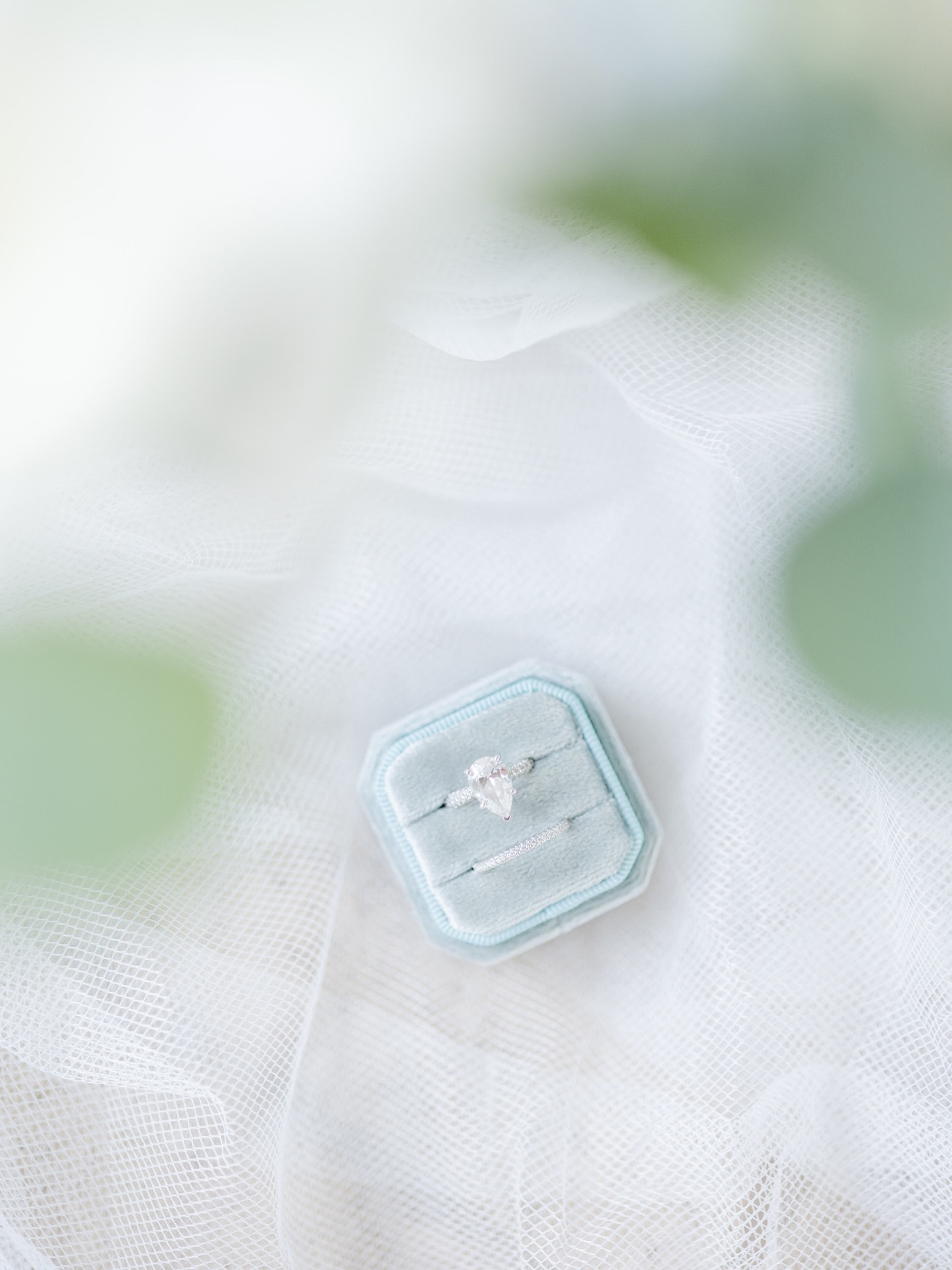 There’s a tiny, mighty secret to getting those dreamy, editorial detail shots! The shoes, the perfume, the vow books, that beautiful heirloom jewelry, they are all crucial puzzle pieces for your story. But snapping those photos requires time, space, and a moment for creative play! So here’s my friendly tip: Before your photographer arrives, gather all those beautiful things into one box (tags cut off, packaging tossed!). It might seem small, but this simple intentionality gives me the runway to dive straight into arranging and creating, making sure we capture every meaningful piece. Think of it as pre-heating the oven for picture-perfect magic! ✨