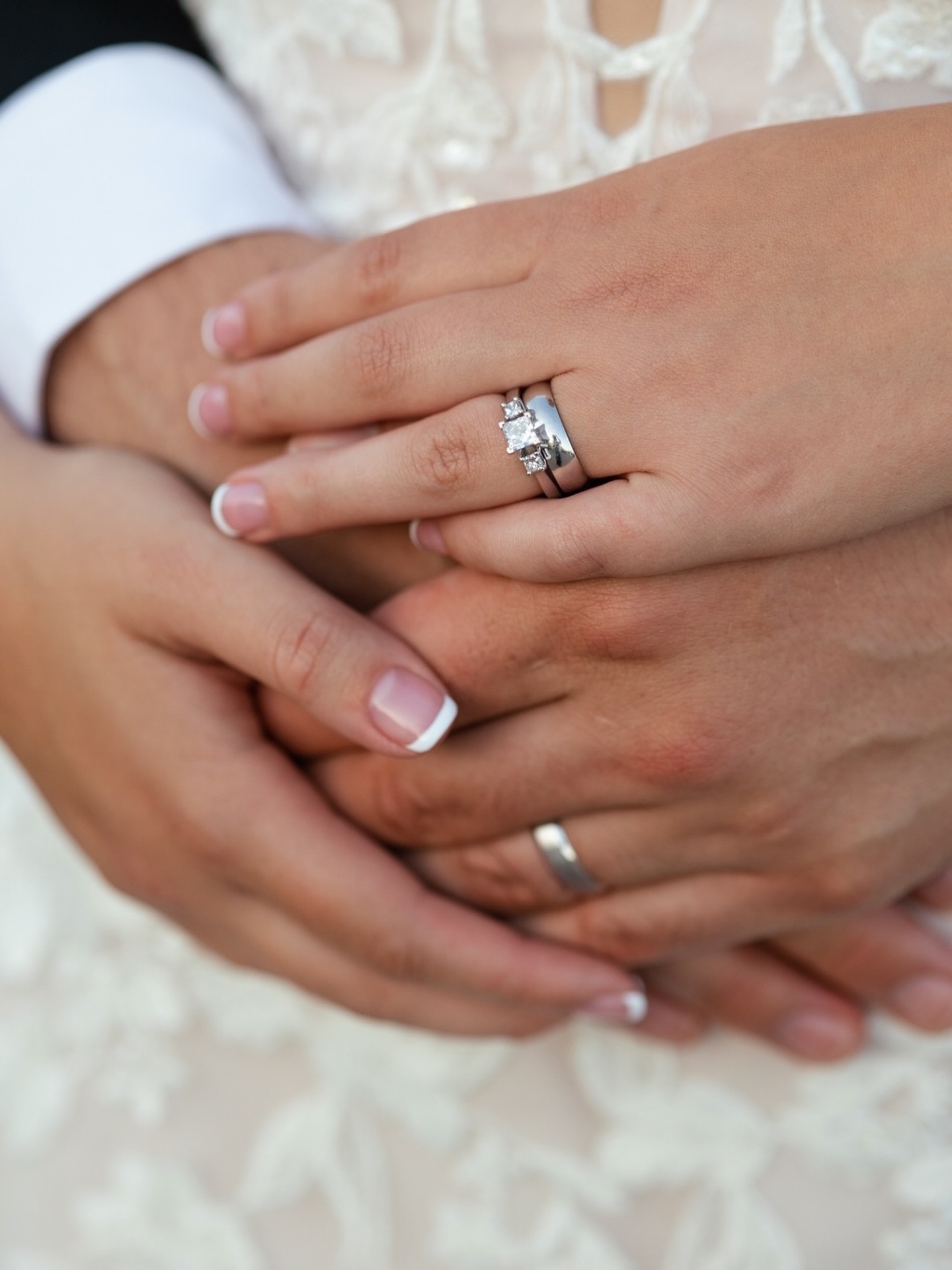 This might sound a little strange, but it’s actually one of the sweetest things I look for on wedding days: I love to photograph hands. Because hands tell the quietest, truest part of your story: the steady grip, the gentle comfort, the lifelong choice. 💕

We’ve been doing a weekly advent devotional and the fourth week is a reminder of God demonstrating His love by sending his Son Jesus. It’s the first year we celebrated the season of advent with a devotional together and I’m really thankful for it. You already know how much I love Christmas and this season (obsessed 😍), and I appreciate the reminders of why we celebrate this season to begin with. Looking forward to everything this week brings! 🎄❤️✨